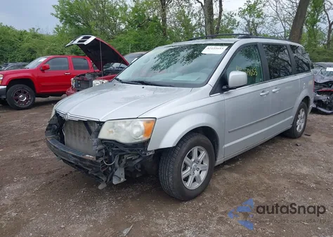 2010 Chrysler Town & Country Touring из США, поврежденный, VIN 2A4RR5D16AR305744